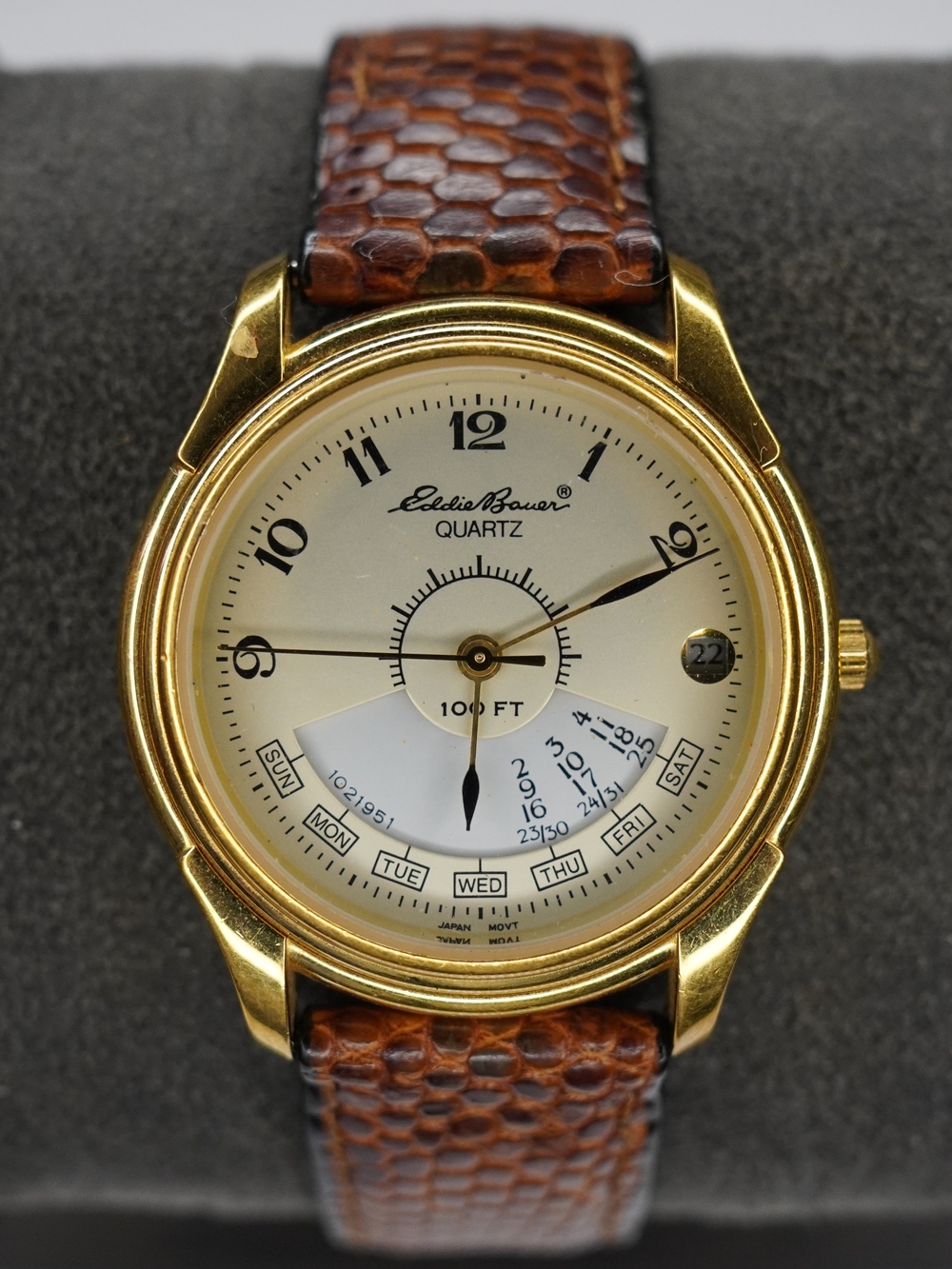 Eddie Bauer Quartz Day-Date Calendar Gold-Tone Cream Dial Japan Movt Wristwatch